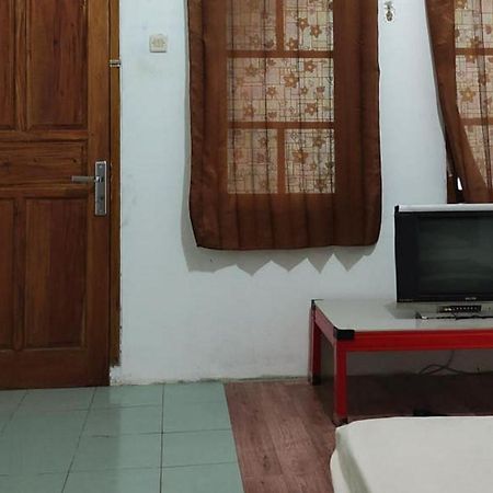 Losmen Yosi Carita Anyer Exterior photo