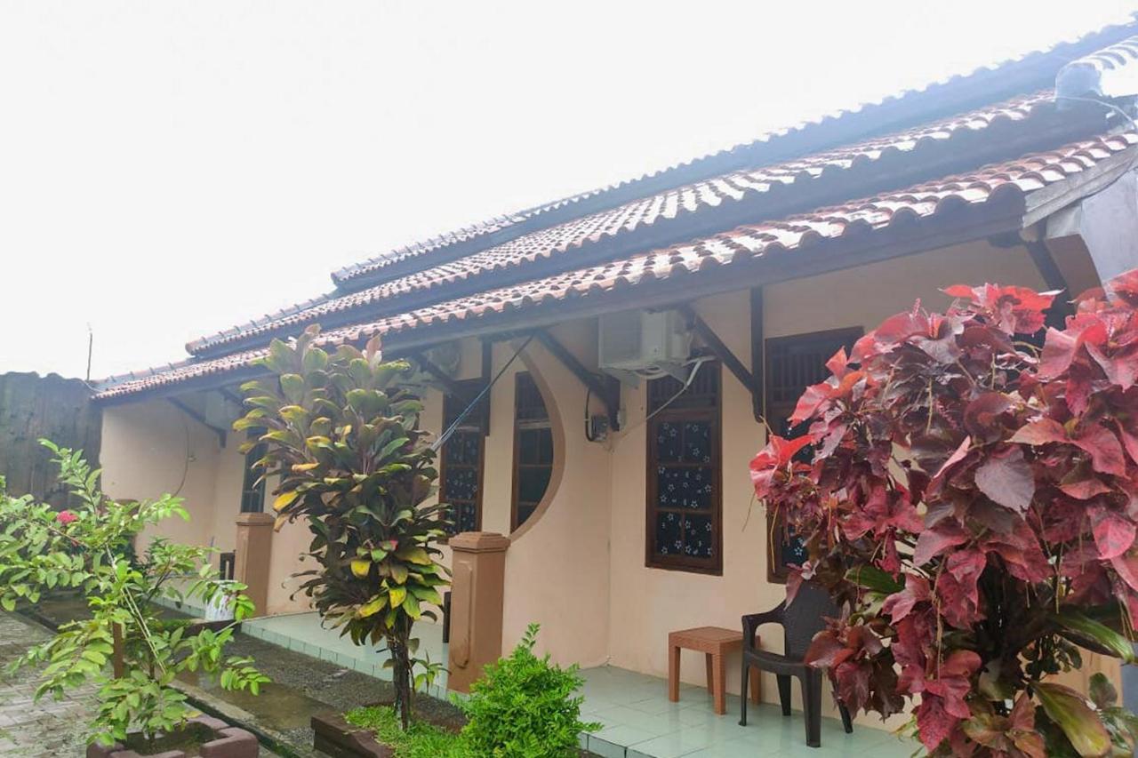 Losmen Yosi Carita Anyer Exterior photo