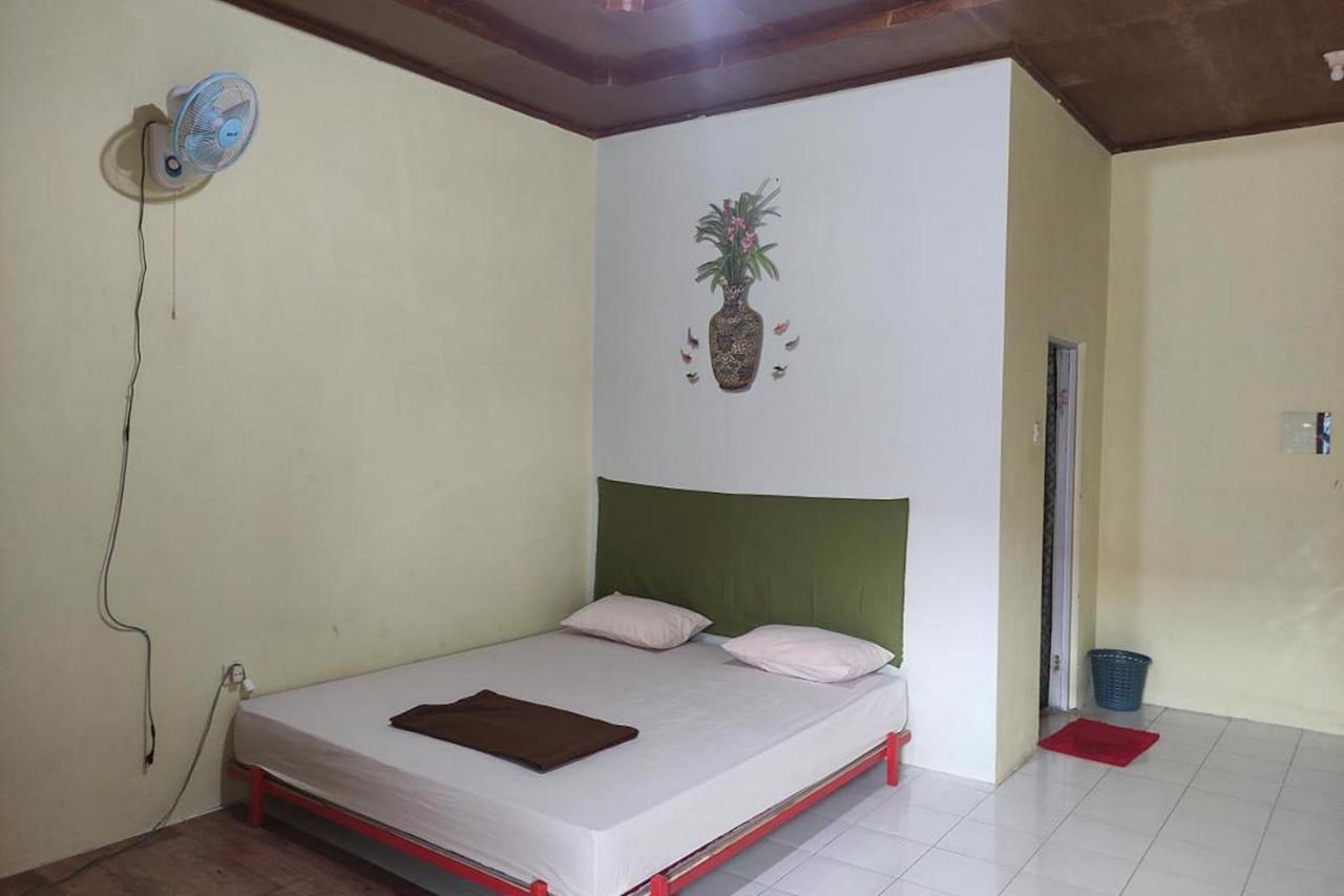 Losmen Yosi Carita Anyer Exterior photo