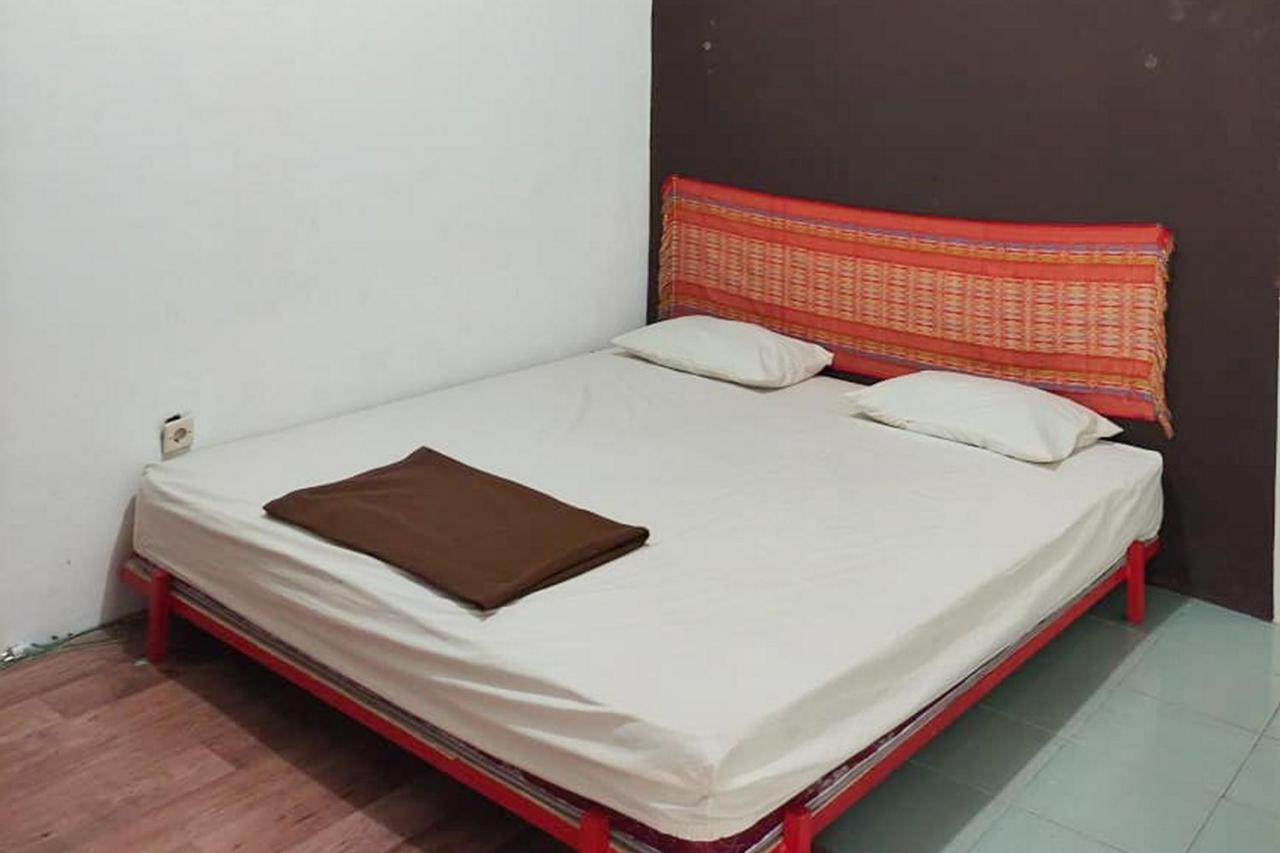 Losmen Yosi Carita Anyer Exterior photo