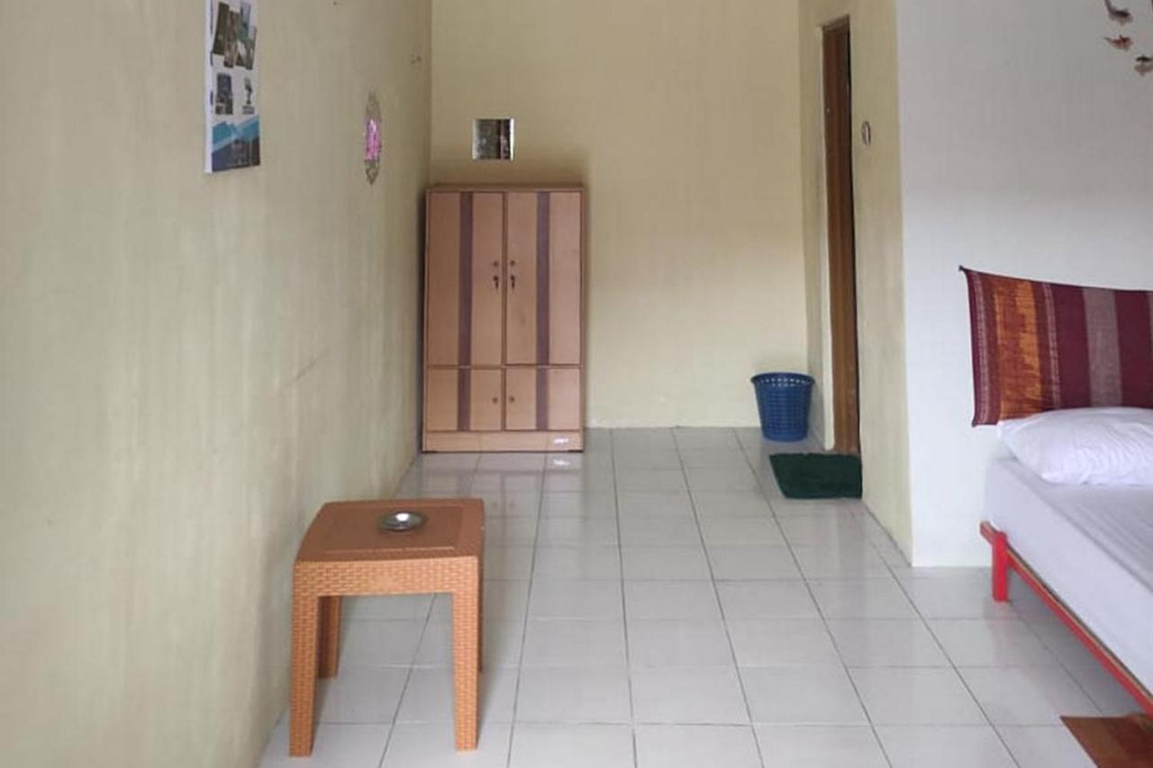 Losmen Yosi Carita Anyer Exterior photo