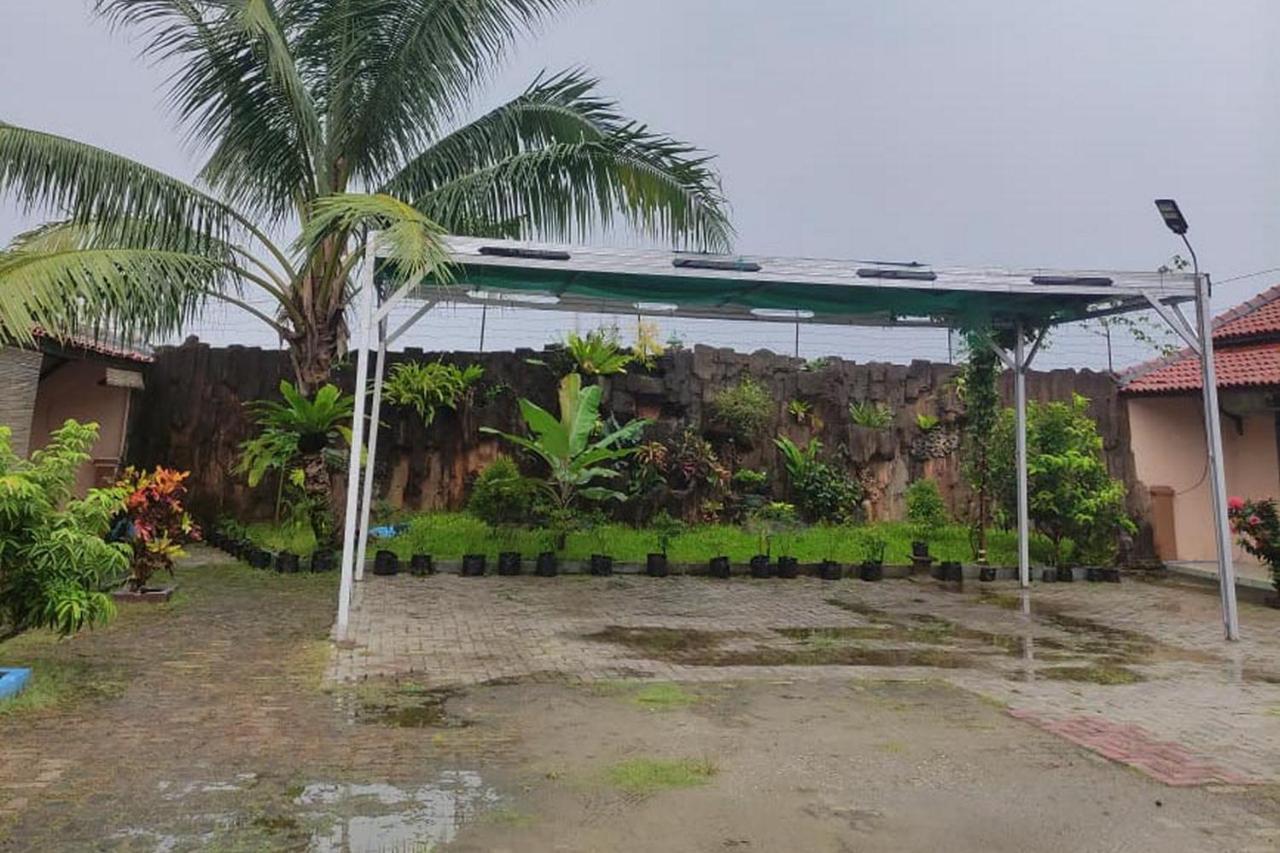 Losmen Yosi Carita Anyer Exterior photo