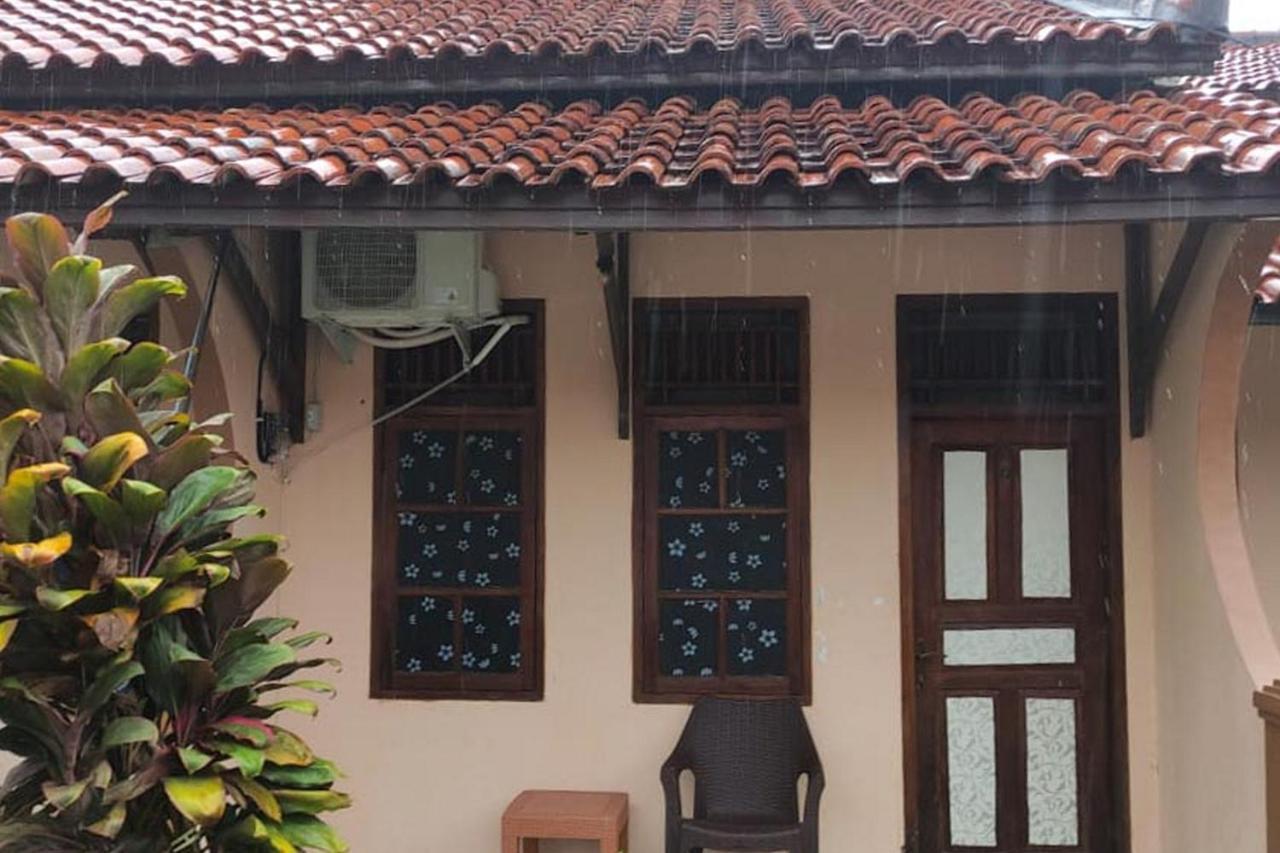 Losmen Yosi Carita Anyer Exterior photo